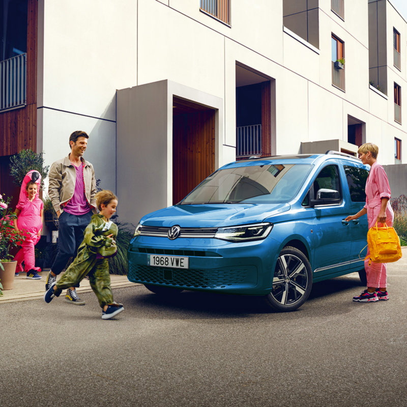 Una familia entrando en el VW Caddy California.