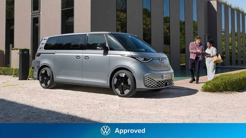 Un ID. Buzz de ocasión aparcado en un espacio citadino con el logo de Approved debajo