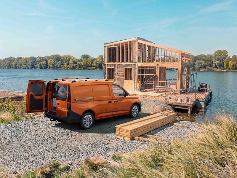 Un Nuevo Caddy Cargo Maxi aparcado en un ambiente natural en construcción