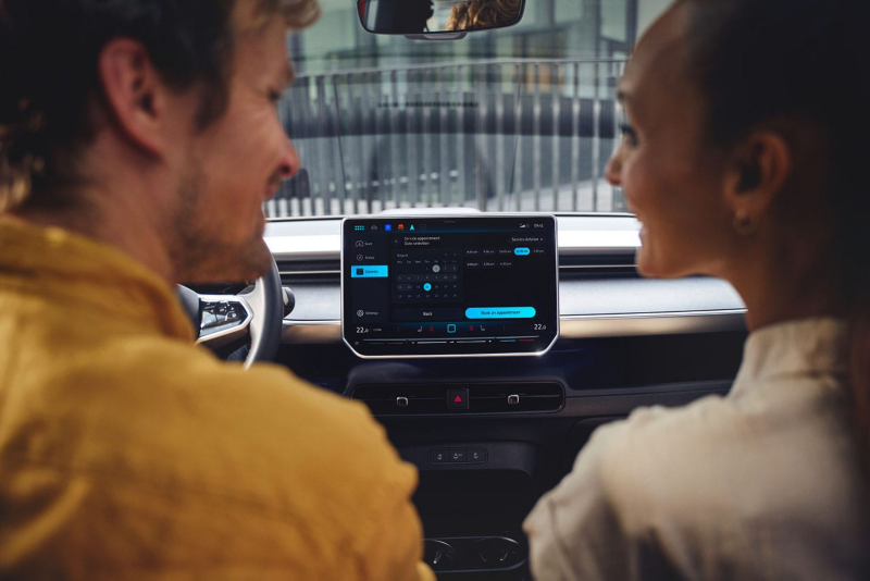 Primer plano de una pantalla con We Connect y dos personas mirándose