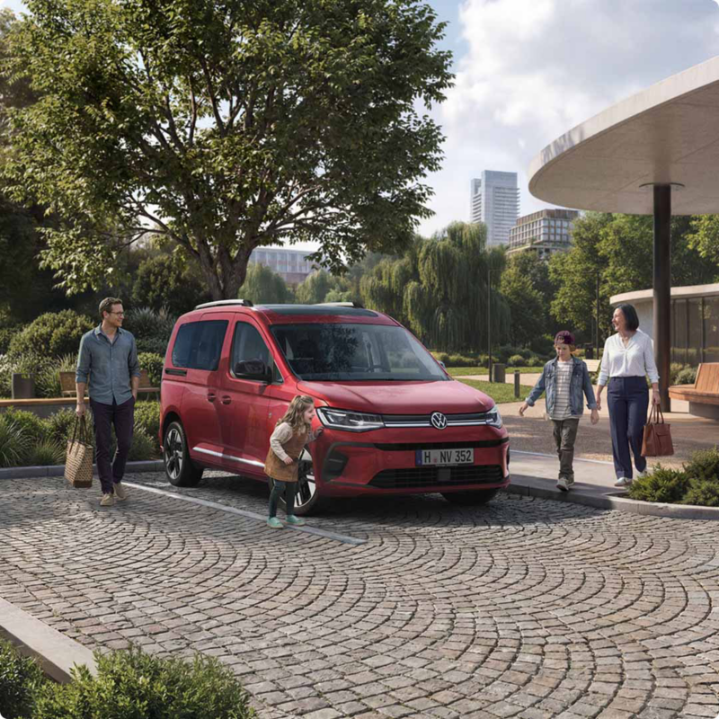 El Nuevo Caddy de Volkswagen aparcado en un ambiente citadino y personas alrededor de ella