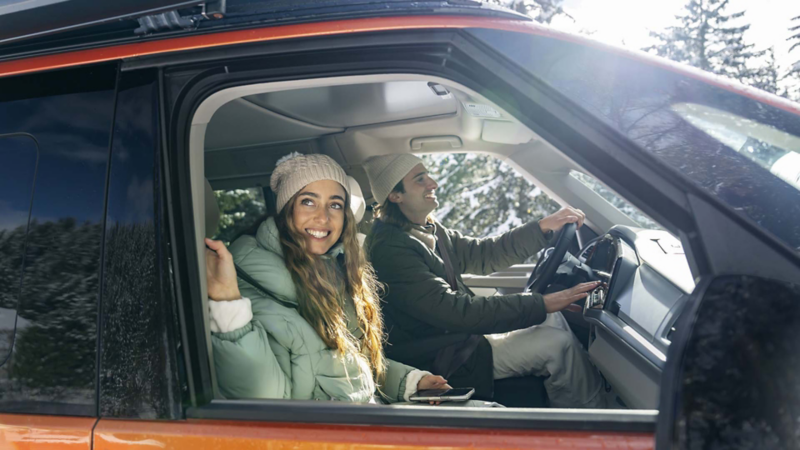 El interior del VW Nuevo California con dos personas sentadas en los asientos delanteros