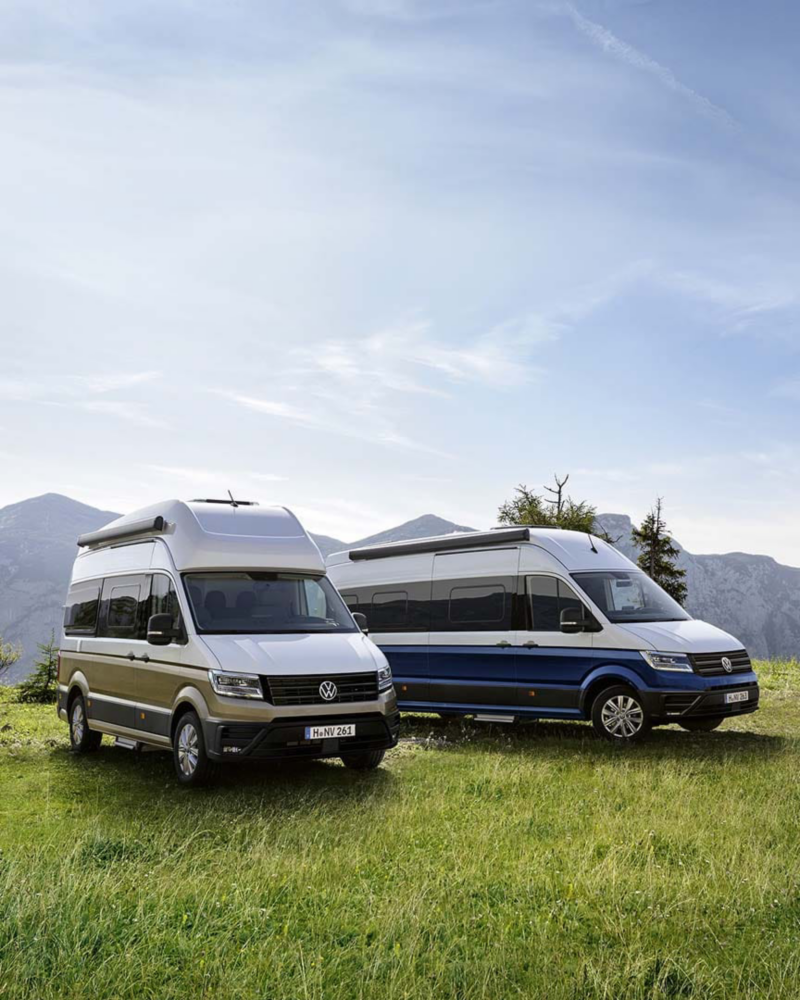 Dos Grand California aparcadas en un ambiente natural un día soleado