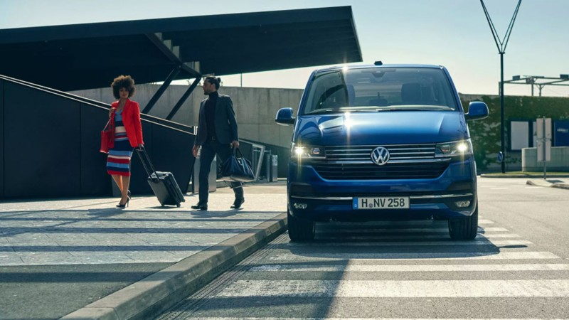 Una Caravelle de ocasión de Volkswagen aparcado en un ambiente citadino