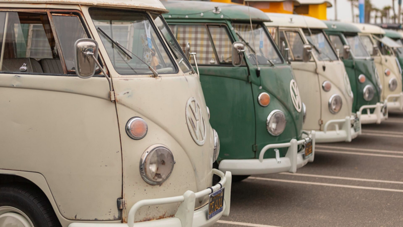 Detalle del frontal de unas furgos Volkswagen aparcadas en línea