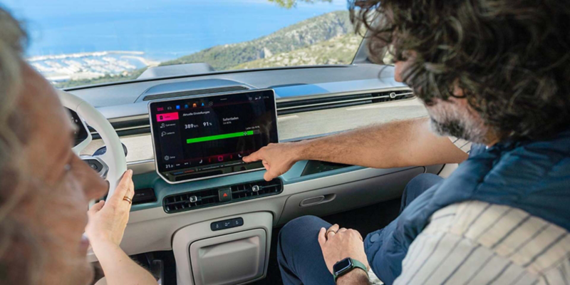Un hombre señalando una pantalla en el interior de un Volkswagen