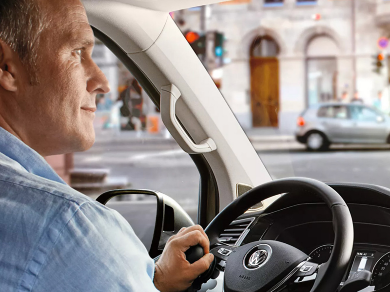 Un hombre conduciendo un Volkswagen