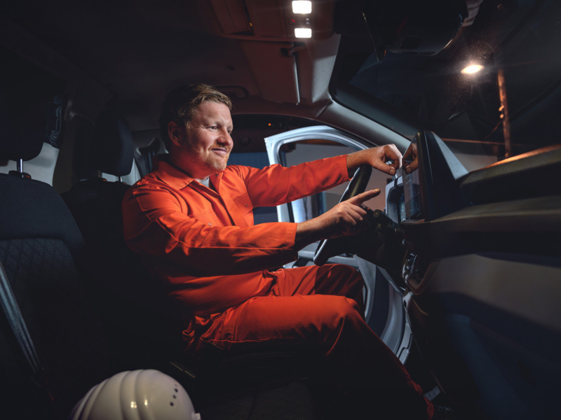 Un hombre con mono naranja en el interior de un Volkswagen