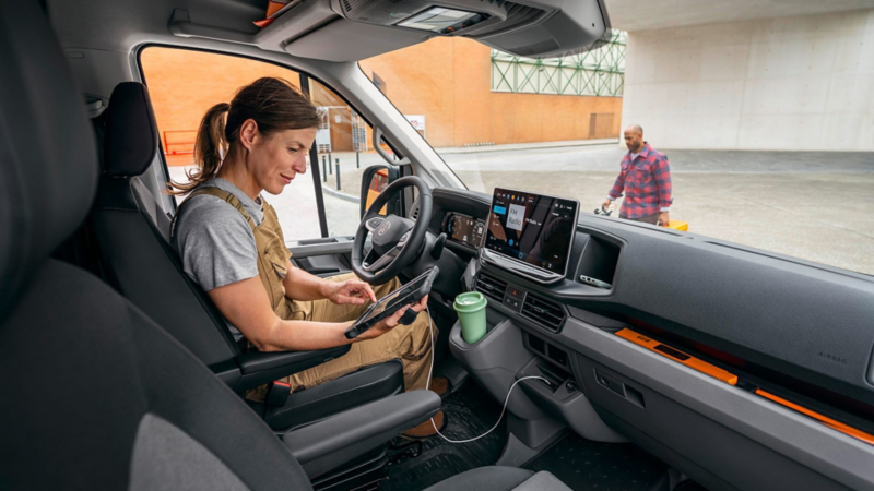 VW Crafter desde el interior con una persona sentada en el asiento delantero
