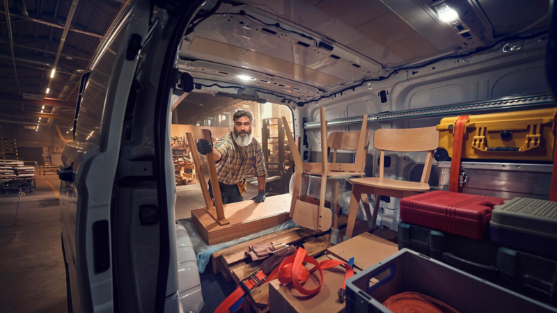 Vista interior de un VW Crafter cuya carga son materiales de trabajo