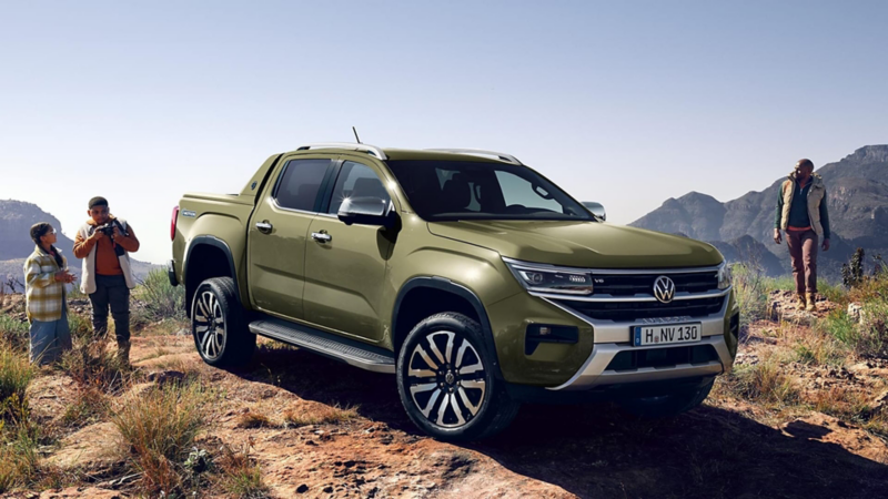 Personas junto a un Volkswagen Amarok en la montaña