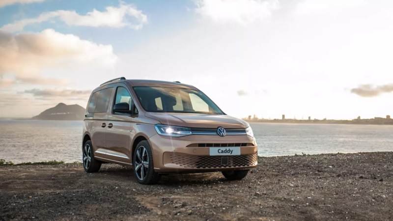 Un Volkswagen Caddy aparcado frente al mar al atardecer