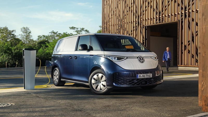 Un Volkswagen ID. Buzz Cargo bicolor conectado a un cargador