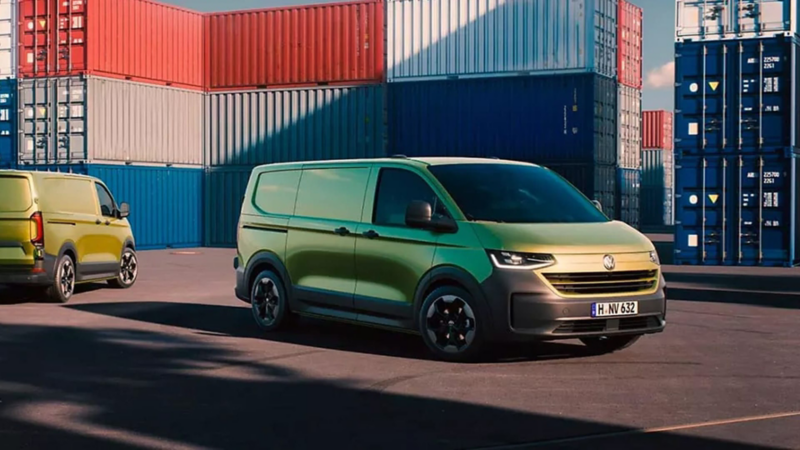 Una Volkswagen e-Transporter verde delante de unos contenedores