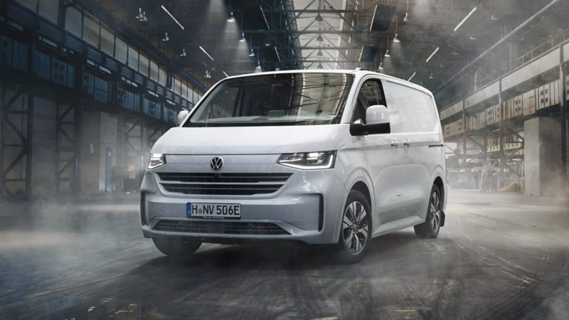 Un Volkswagen Transporter Mixto blanco visto de frente dentro de una nave
