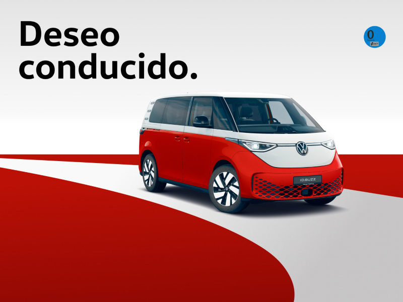 Un ID. Buzz eMotion bicolor rojo y blanco sobre un fondo blanco y rojo con la etiqueta de cero emisiones de la DGT