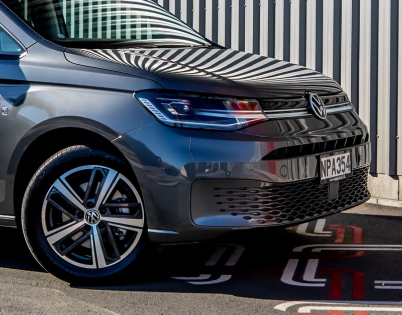 Primer plano de una llanta del VW Caddy. 