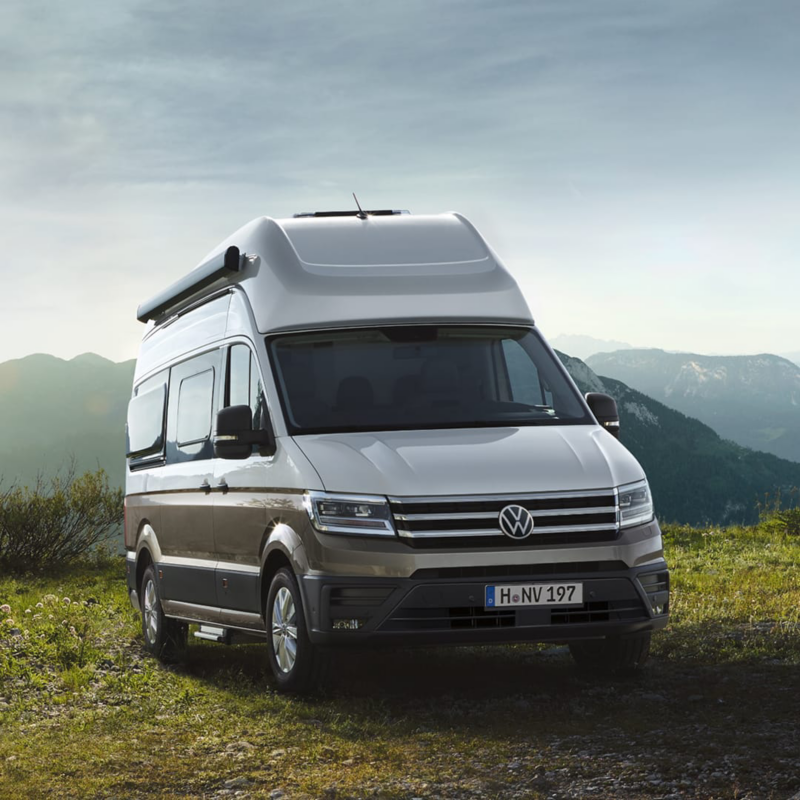 Primer plano de un VW Grand California en una planície. 