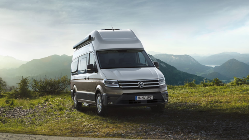 Volkswagen Grand California vista de frente en la montaña