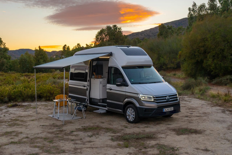 Un primer plano del toldo desplegado del VW Grand California