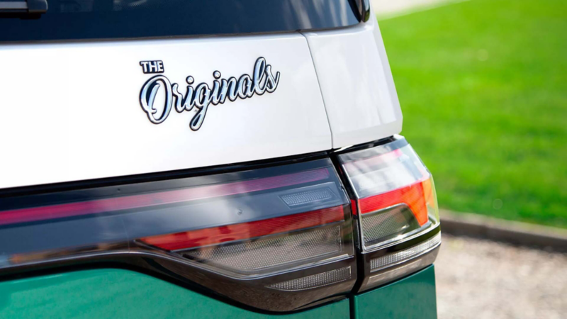 Plano detalle de una placa The Originals en una furgo Volkswagen