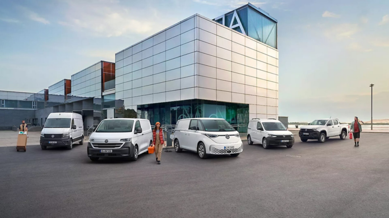 Furgonetas profesionales de Volkswagen aparcadas en un ambiente de trabajo