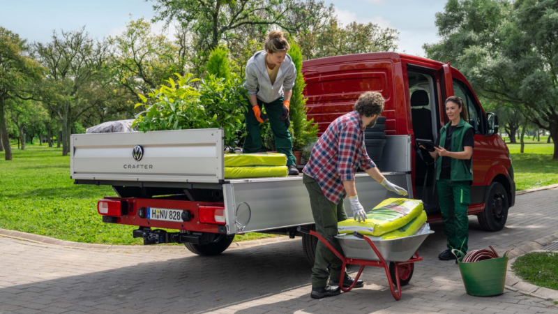 Un Crafter Chasis de Volkswagen y personas trabajadoras con plantas y bolsas de sustrato en sus manos