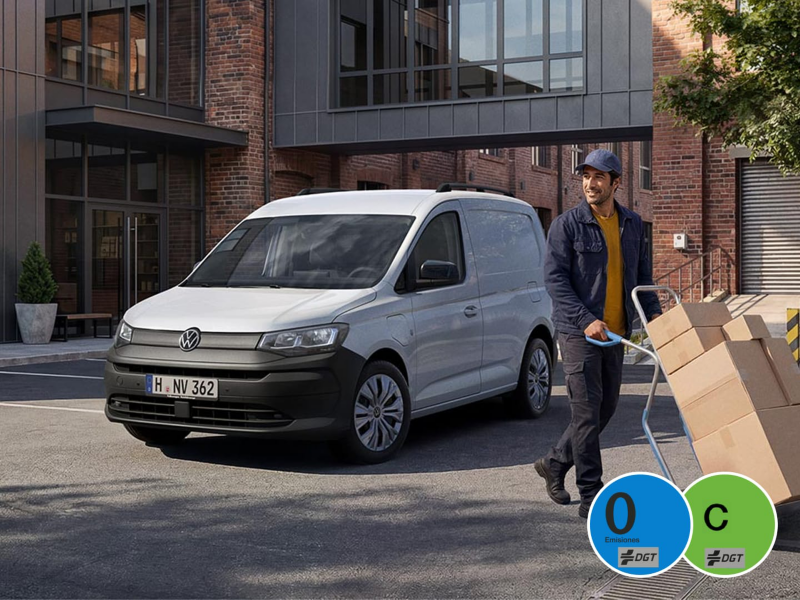 Caddy Cargo en un ambiente exterior laboral con una persona trabajadora a su alrededor