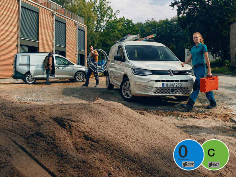 Caddy Cargo en un ambiente exterior laboral con personas trabajadoras a su alrededor