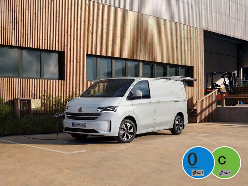 Nuevo Transporter aparcado fuera de una fábrica