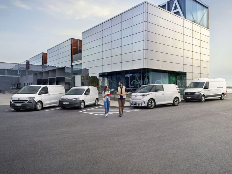 Dos personas junto a la gama de furgonetas profesionales de Volkswagen