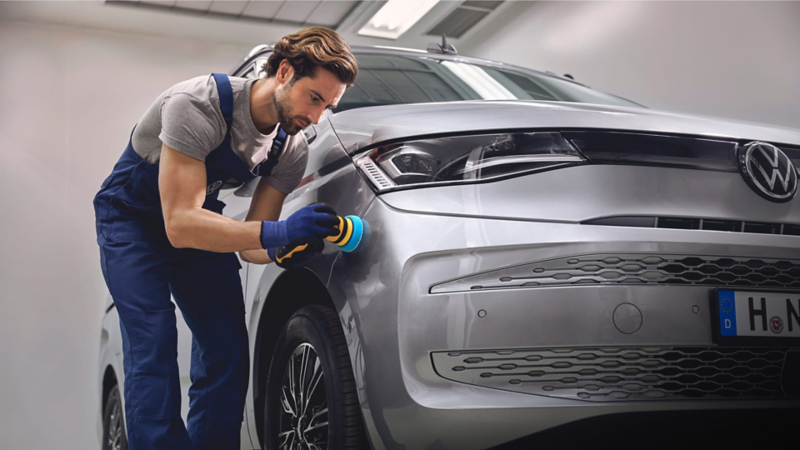 Una persona trabajadora de Volkswagen como Servicio Posventa con furgonetas Comerciales