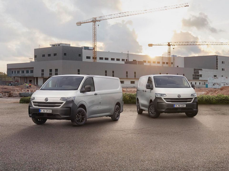 Dos furgonetas Volkswagen aparcadas delante de una obra