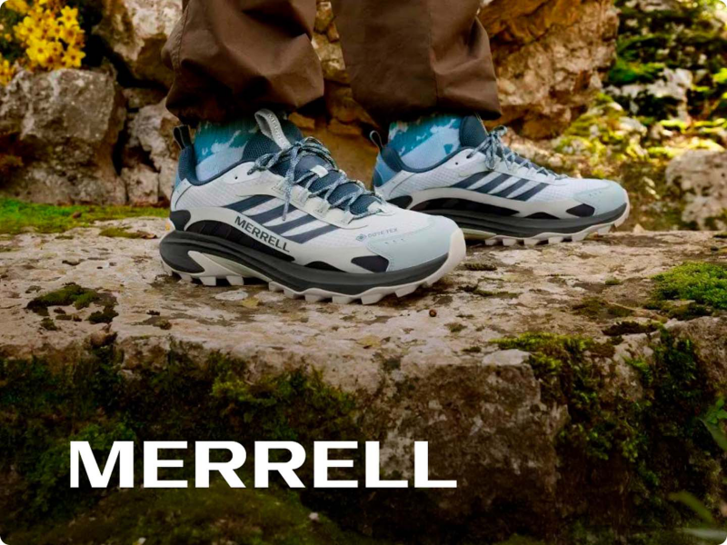 Primer plano de un calzado Merrell en un camino de montaña
