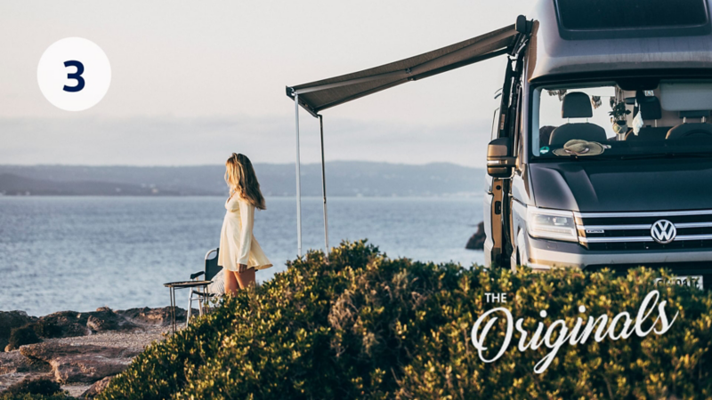 Una persona en la costa con su furgoneta Grand California de Volkswagen