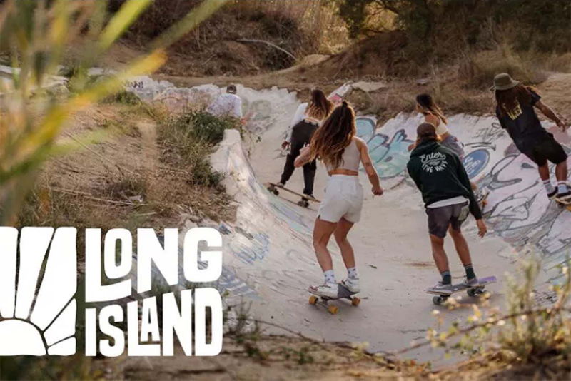 Personas en longboard con el logo de Long Island