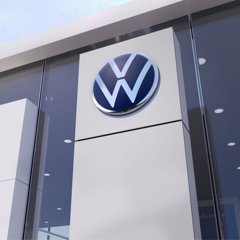 Logo de Volkswagen en la fachada de un concesionario