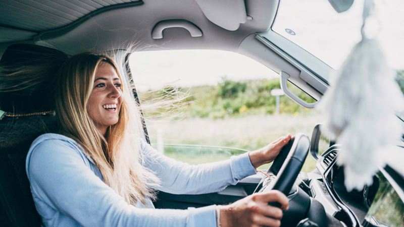 Una persona en el interior de una furgo Volkswagen