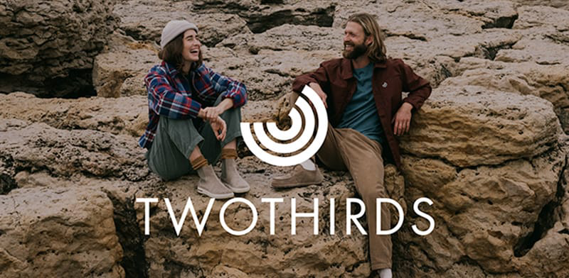 Dos personas disfrutando en la montaña con el logo de TwoThirds encima