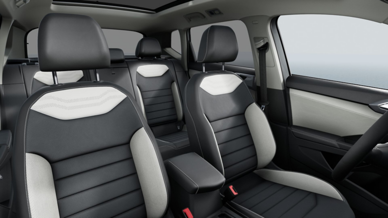 Interior del Volkswagen Taos con asientos de dos tonos y techo panorámico