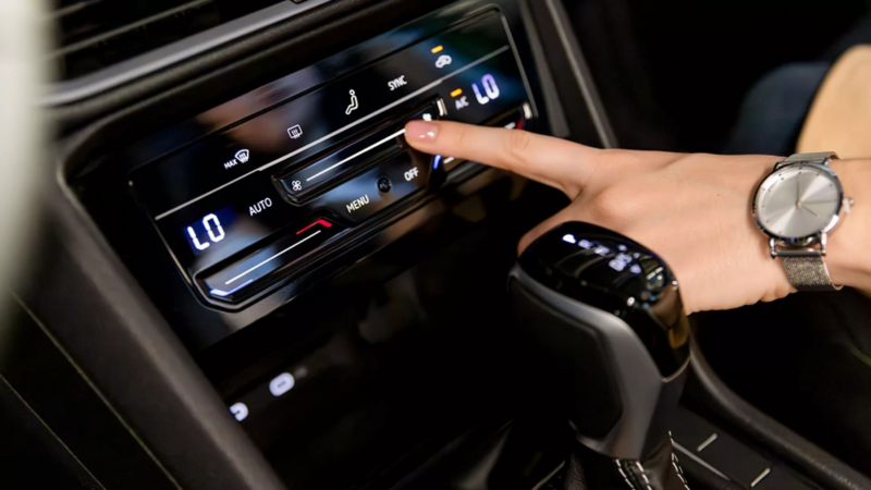 Panel táctil Climatronic del Volkswagen Taos junto a la palanca de cambios