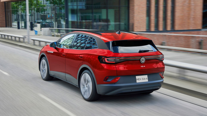 ID.4 de Volkswagen en México. Vista trasera de auto eléctrico en color rojo, con puerta de cajuela y nombre de modelo.