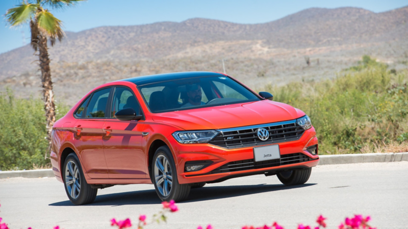 Jetta 2020 de Volkswagen en color rojo tornado en exterior