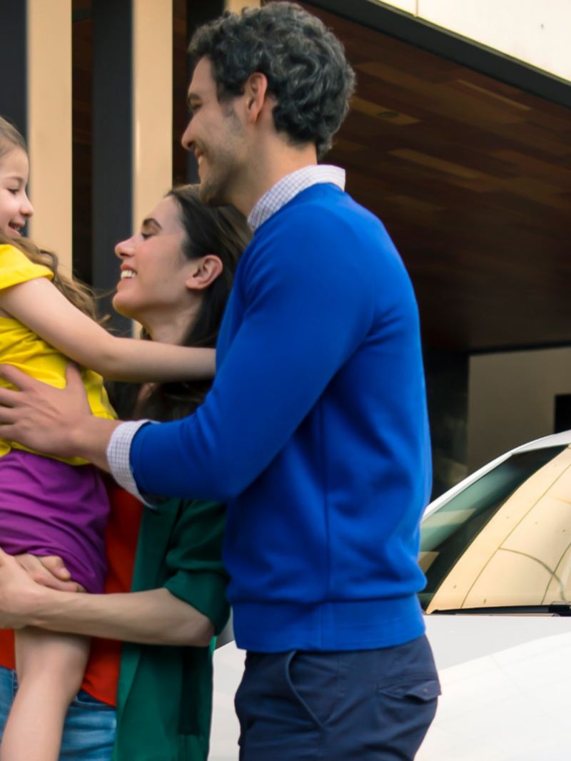 Cómo limpiar auto durante contingencia por Coronavirus - Padres e hija frente de carro familiar Volkswagen