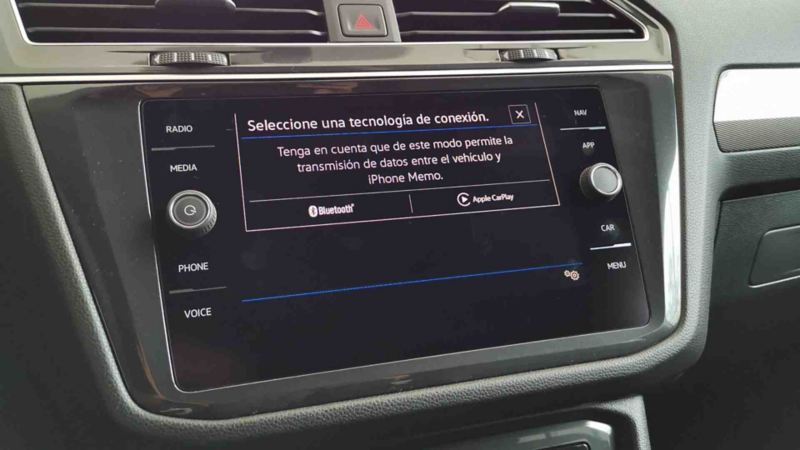 Pantalla de auto Volkswagen muestra dos formas de conectarse, a través de Bluetooth o Apple CarPlay.
