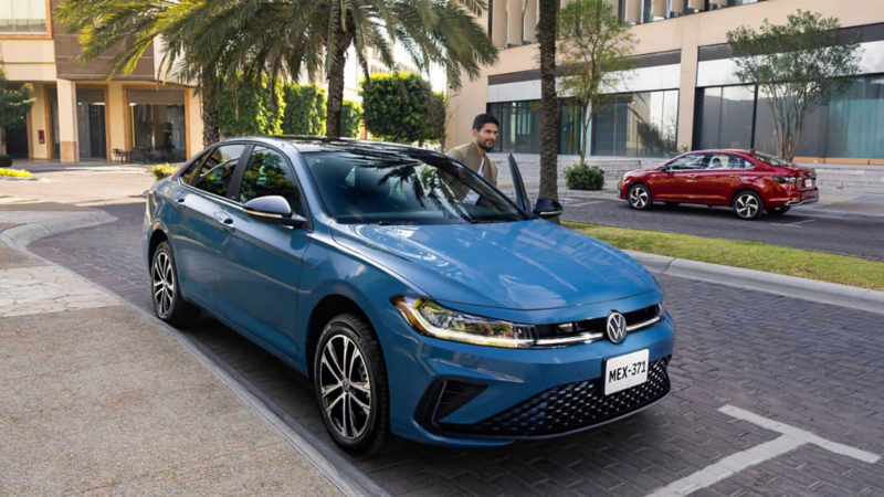 Hombre entra a un carro sedán Volkswagen de color azul. 