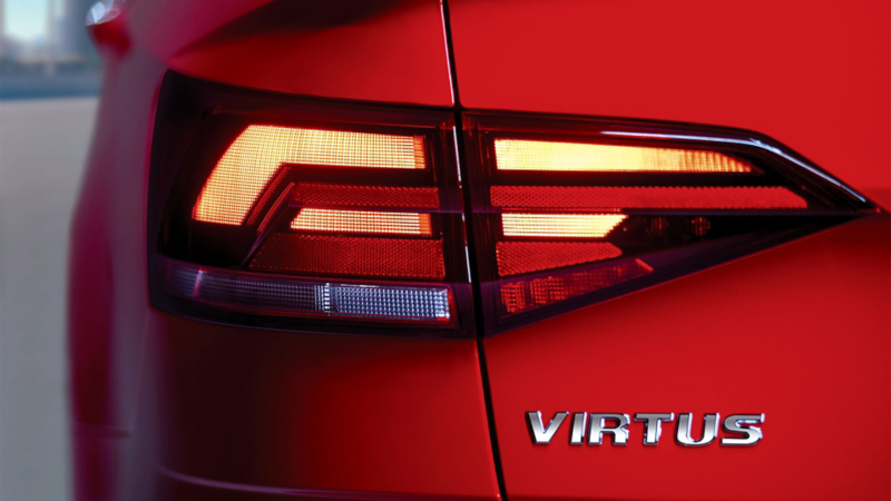 Virtus de Volkswagen en color rojo. Faro izquierdo de la parte trasera de auto sedán. 