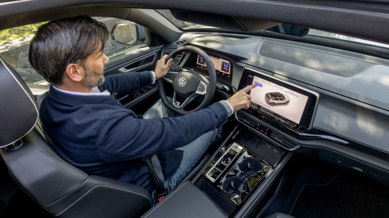 Conductor de Teramont toca la pantalla antes de iniciar un viaje.