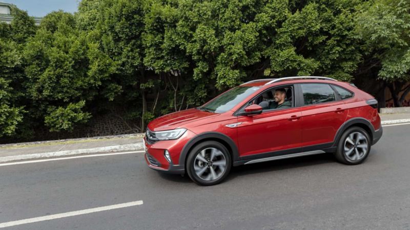 SUV Nivus de Volkswagen en color exterior rojo. 