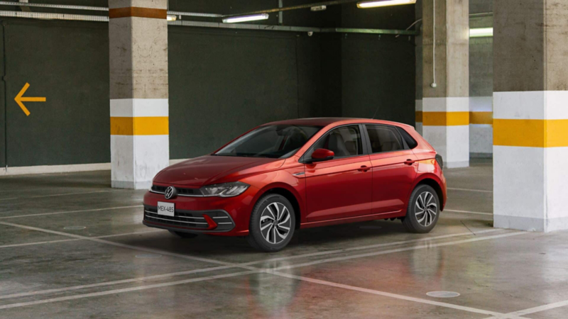 VW Polo 2024 en color rojo en un estacionamiento subterráneo. 